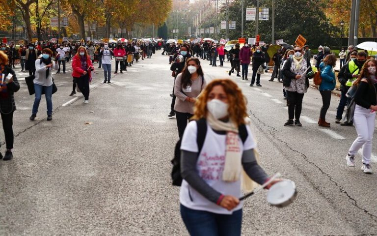 Thousands of ‘drum-banging’ doctors, nurses rally in Madrid