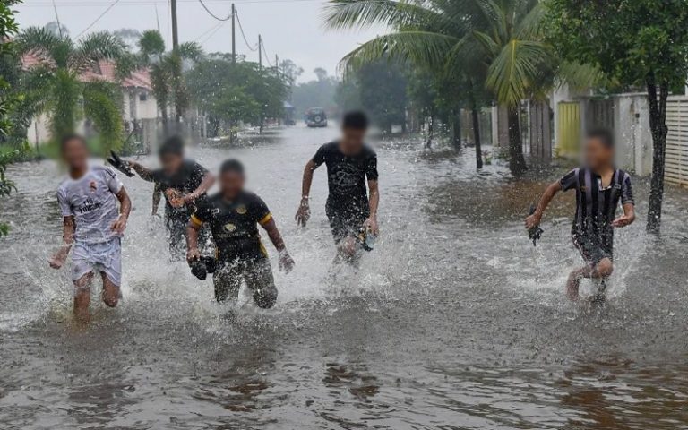 Polis: Main air banjir secara berkumpulan di Pasir Mas, Rantau Panjang, boleh dikompaun RM1,000