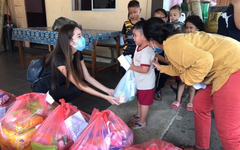 Ex-Miss World Malaysia helps to feed urban poor in Kuching