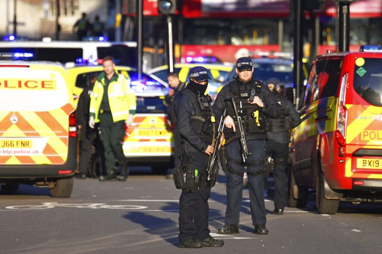 London skyscraper sealed off after discovery of suspect package