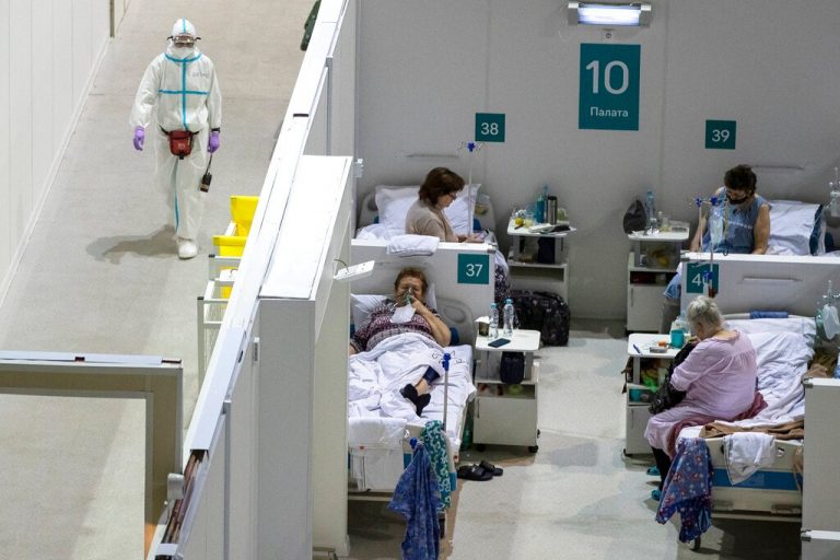 400,000 Russian troops to be vaccinated as new Covid cases hit record