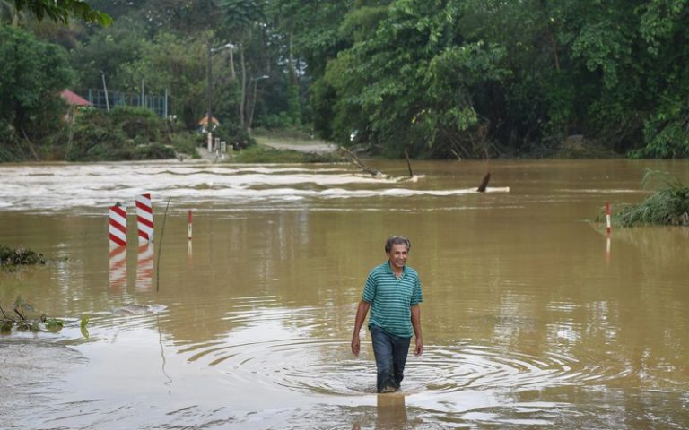 Floods worsen in east coast with 1,712 evacuated