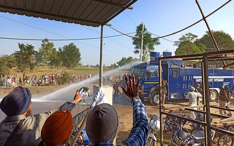 Thousands of Indian farmers clash with police in rally over market reform