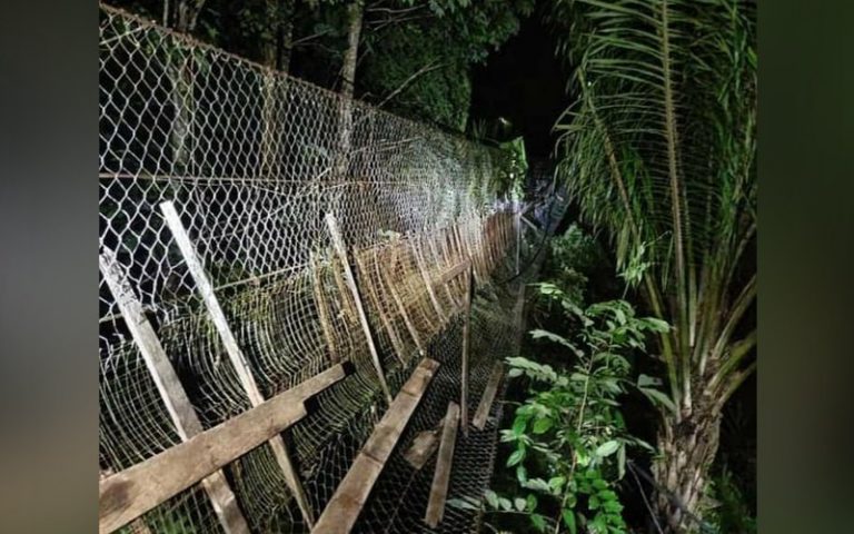 Pelajar patah kaki jatuh jambatan gantung ketika cari akses internet