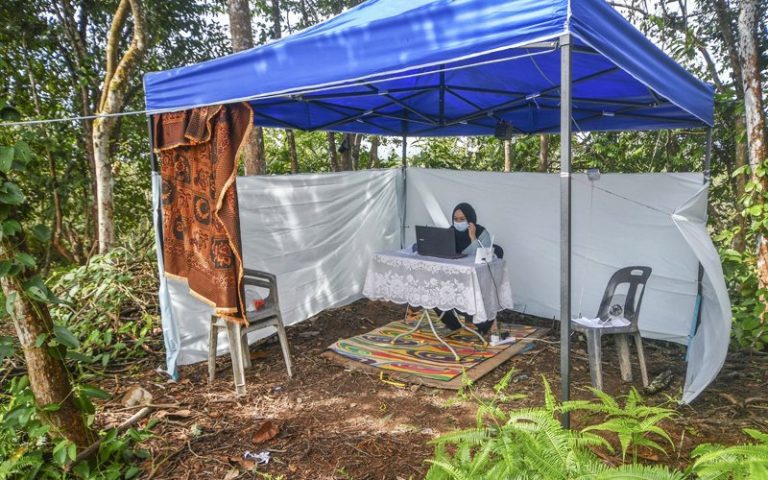 Demi anak, bapa dirikan ‘kelas khemah atas bukit’ untuk belajar