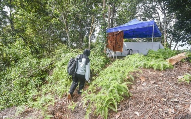 Dad sets up hilltop classroom in a tent for daughter