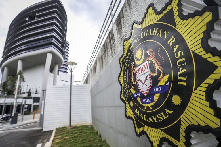 Deputy D-G of govt department among five remanded over bribery