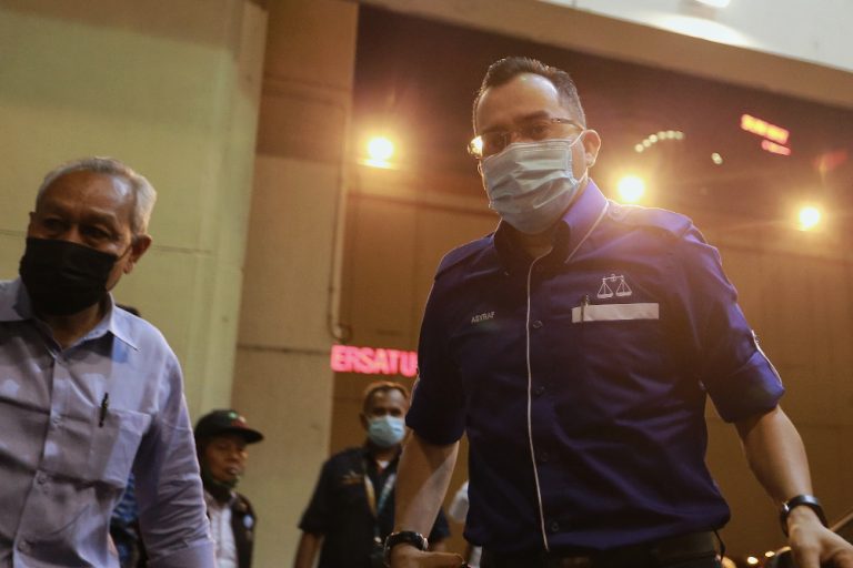 BN leaders arrive at Umno HQ for supreme council meeting amid Perak stalemate