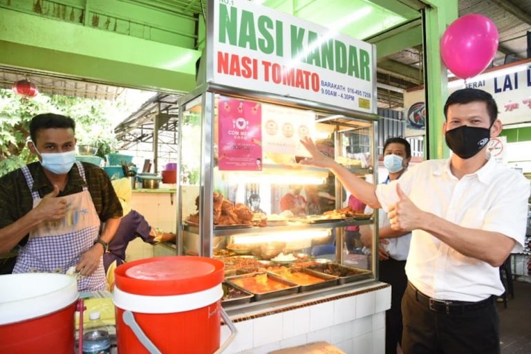 Batu Lanchang lawmaker enlists hawkers to put food on the table for Penang’s poor, elderly