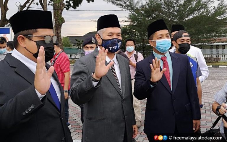 PPBM, PAS reps back Saarani as MB in meeting with Perak Sultan