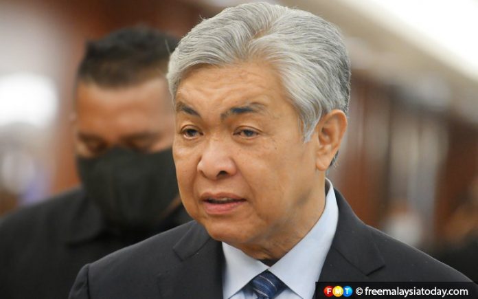 Bagi pencarum keluar RM10,000 tanpa syarat, kata Presiden Umno kepada KWSP