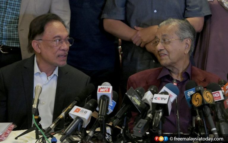 Analysts see Mahathir-Anwar feud as hurdle to grand coalition
