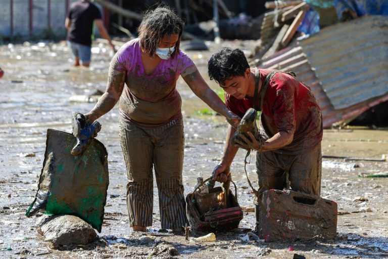 8 dead in Philippine floods as thousands flee homes