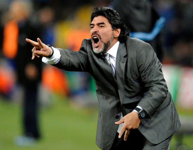 Kenapa Maradona selalu pakai dua jam tangan?
