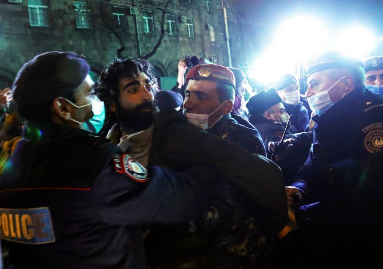 Thousands rally in Armenia calling for PM’s dismissal after land loss