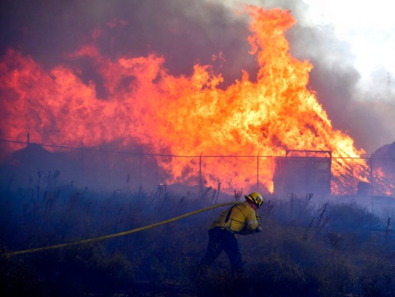 Firefighters move in on southern California blaze as wind gusts seen