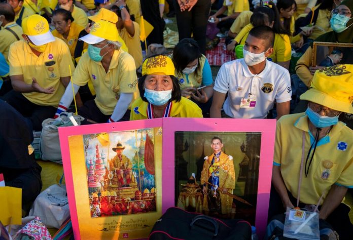 Thousands pay tribute to Thai royals amid calls for reform