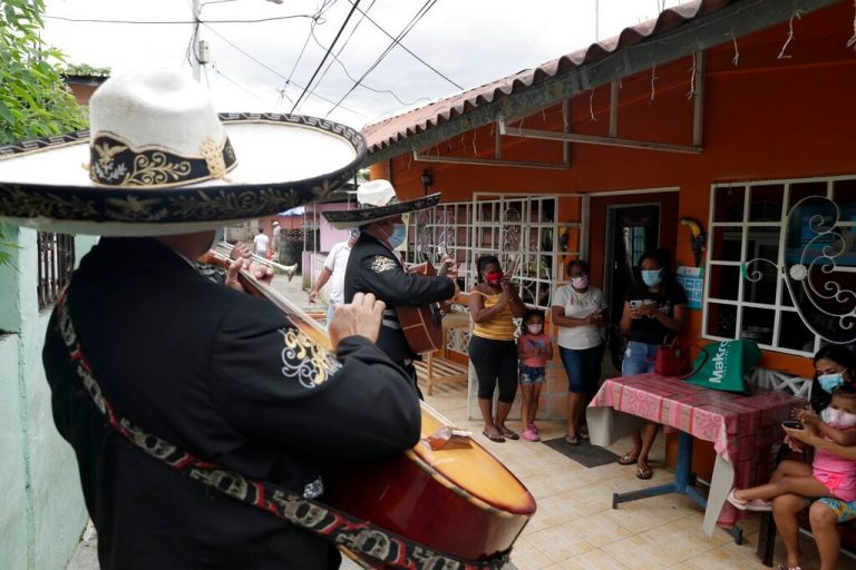 Panama orders men and women to shop on different days