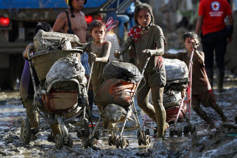 2 dead, hundreds flee floods in Philippine storm