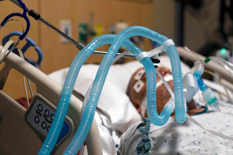 US sets a grim record with over 3,700 Covid-19 deaths