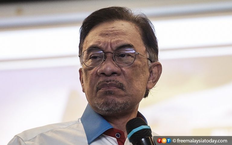 Desakan pembangkang mahu Anwar berundur makin lantang