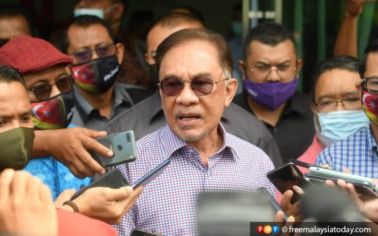 Anwar bidas pemimpin PH ‘berlembut’ dalam kes rasuah puak sendiri