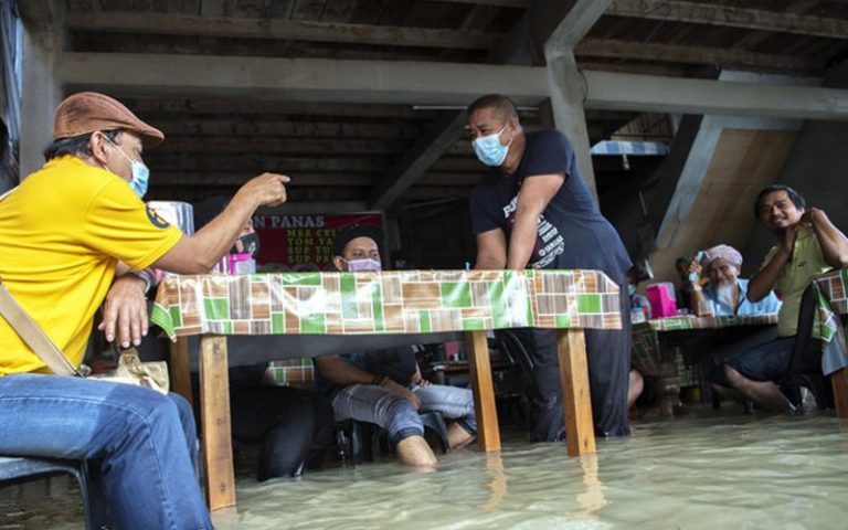 Selling roti canai amid floods, Covid-19