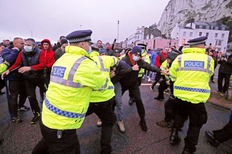 UK cops scuffle with angry truckers demanding to leave