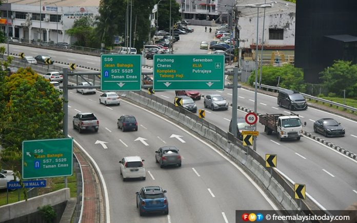 Putrajaya akui gagal bendung Covid-19 dengan longgar sekatan, kata Najib