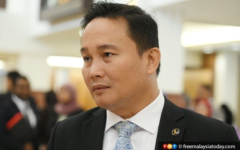 Deputy minister showed middle finger twice, claims PH MP