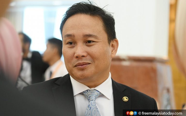 Timbalan menteri perusahaan perladangan dan komoditi nafi tunjuk jari tengah