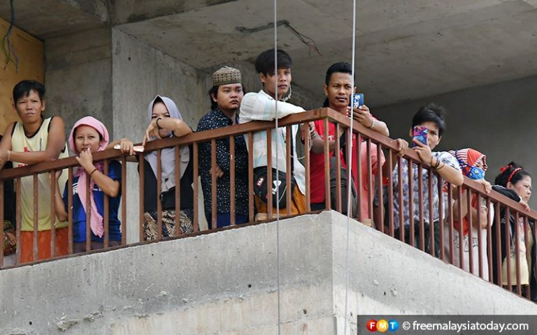 Awas syarikat sarung tangan getah, perabot langgar akta kediaman pekerja!
