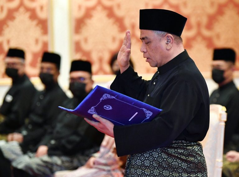 Angkat sumpah 5 exco hari ini, untuk segerakan mesyuarat kerajaan pertama