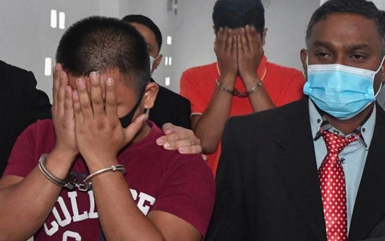 Dua pegawai Imigresen dituduh terima suapan lebih RM150,000