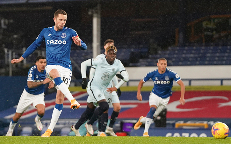 Sigurdsson penalty gives Everton win over Chelsea