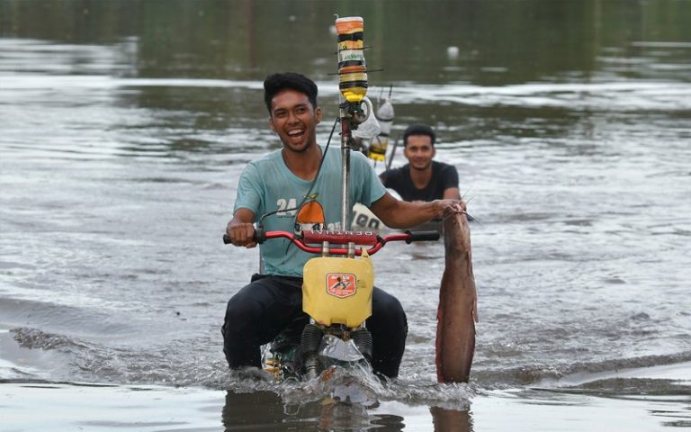 Dua beradik bantu mangsa banjir dengan ‘motor banjir’