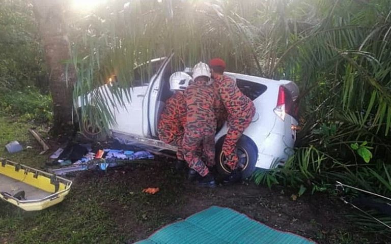 Dua beranak maut kereta langgar pokok akasia