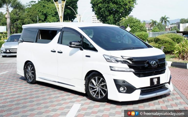 Presiden Umno tiba di Istana Kinta untuk menghadap Sultan Perak