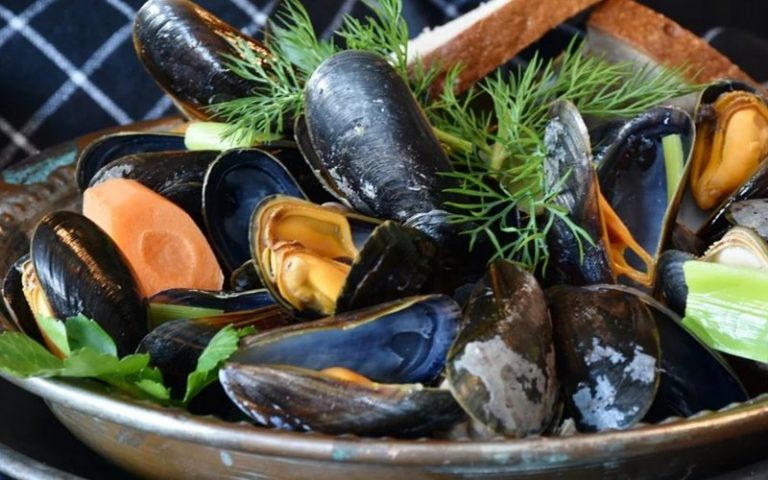 When you eat mussels, you also consume microplastics