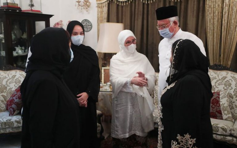 Raja Permaisuri Agong beri penghormatan terakhir kepada Tun Rahah