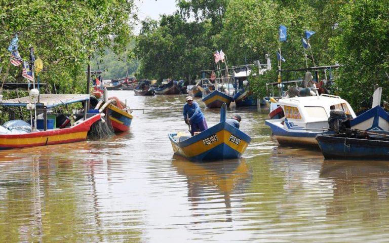 Monsoon season a windfall for trawl net mender
