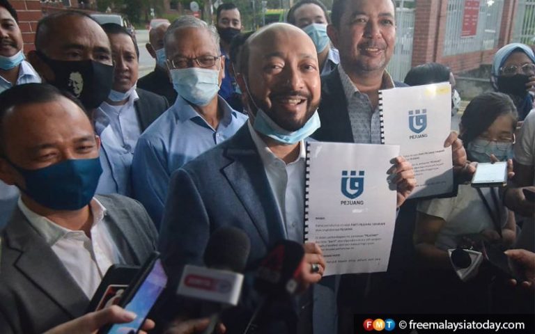 Pejuang ke mahkamah tuntut pendaftaran disegerakan