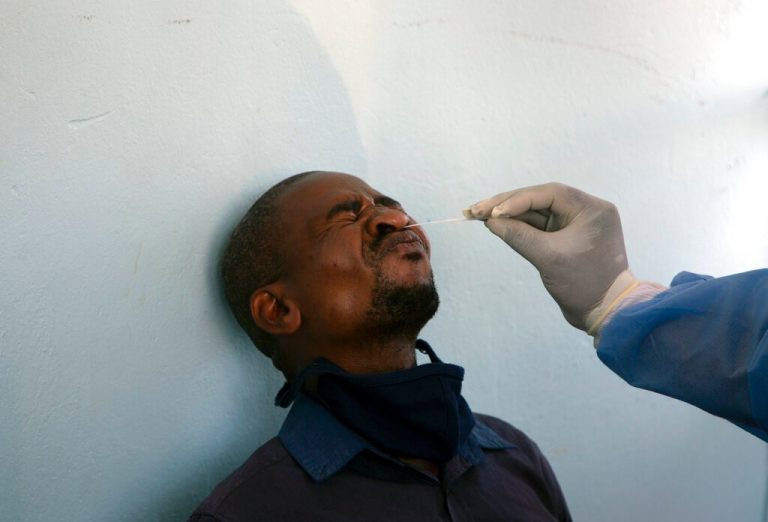 At least 15 die at S. Africa-Zimbabwe border held up by Covid tests