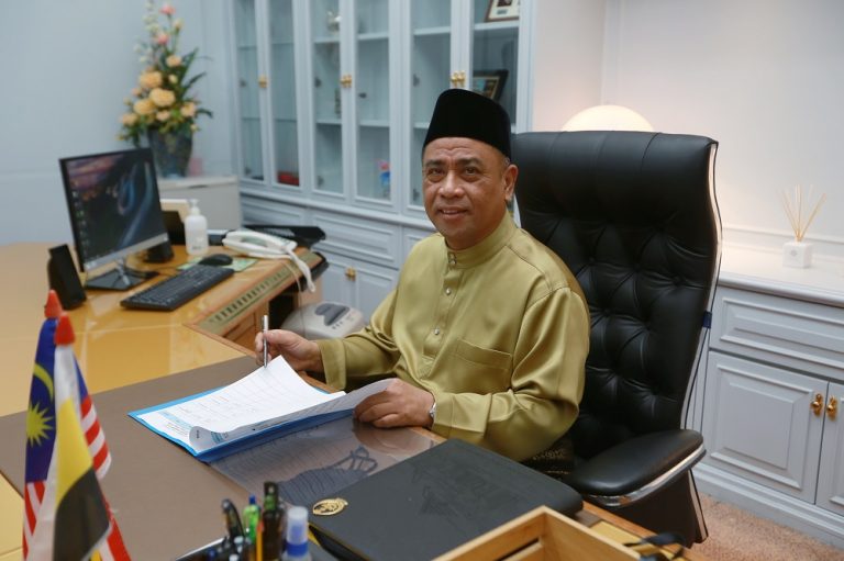 In unanimous show of support, all 59 Perak lawmakers back Saarani as MB in state assembly