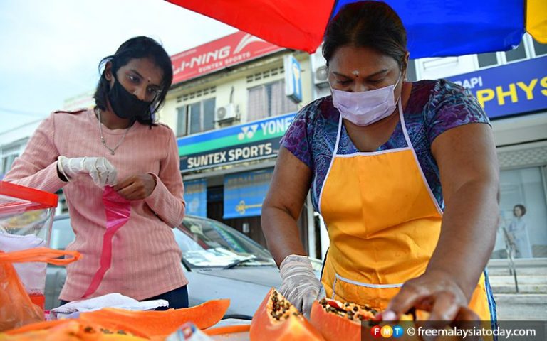 Student struggles to pay university fees by selling fruit