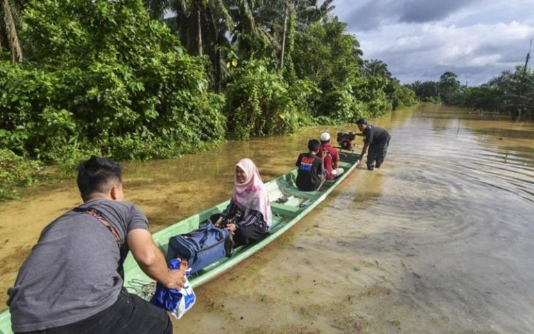 East coast floods subside, more return home