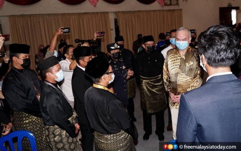 Sultan Nazrin rai petugas media, zahir penghargaan
