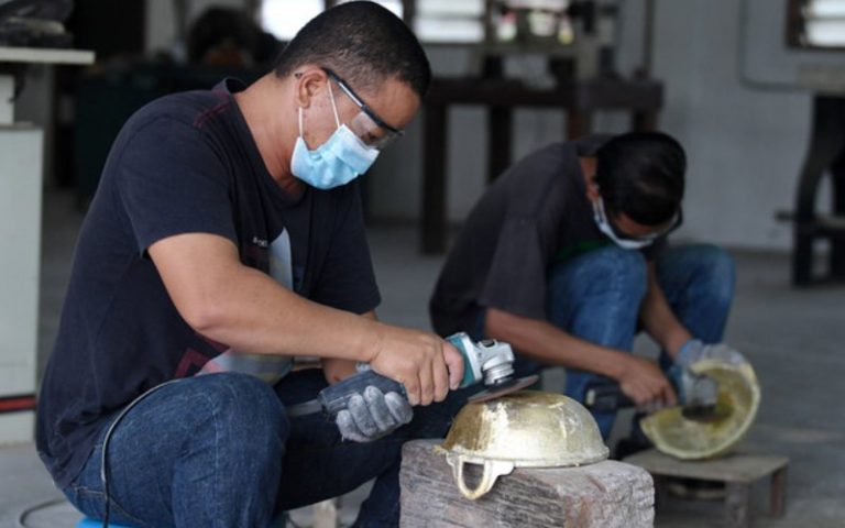 Yakin “lubuk rezeki”, dua sahabat nekad ceburi pembuatan tembaga
