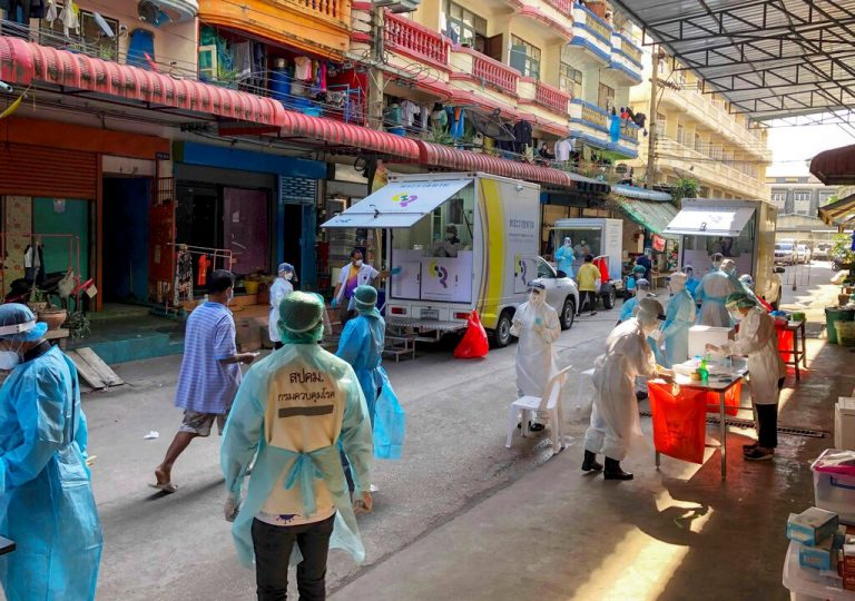 Thai market goers told to get tested as coronavirus cases climb