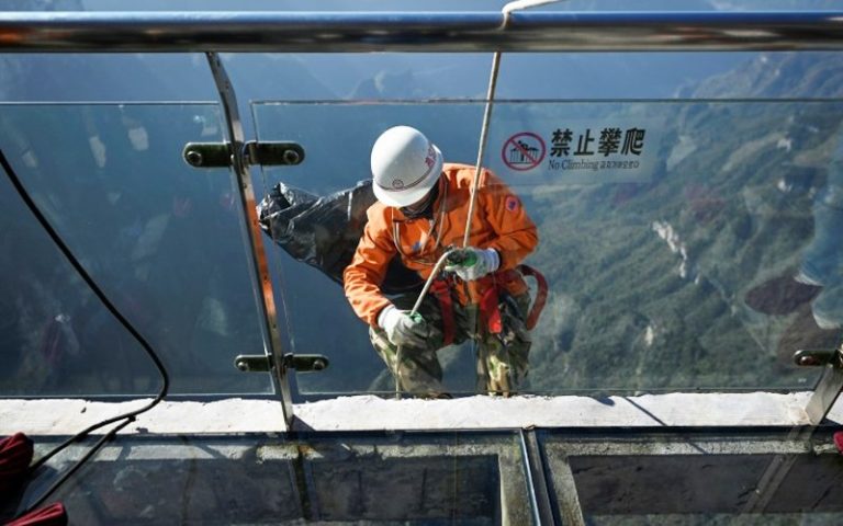 China’s ‘Spidermen’ pick litter from 400 metres high
